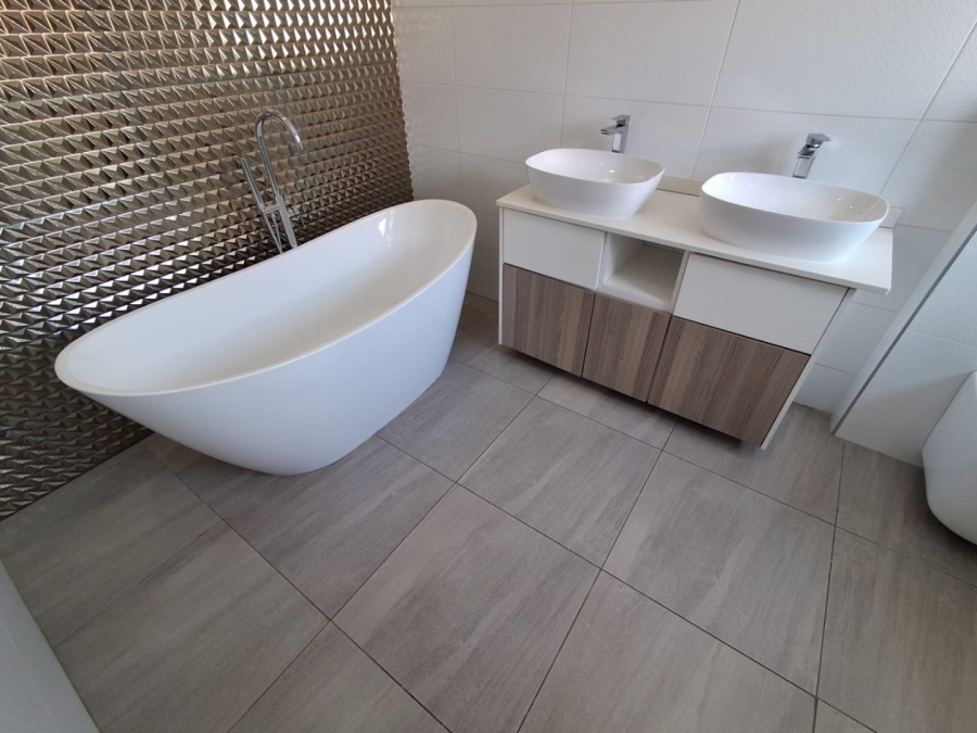 5 Bedroom Property for Sale in Wild Olive Estate Free State